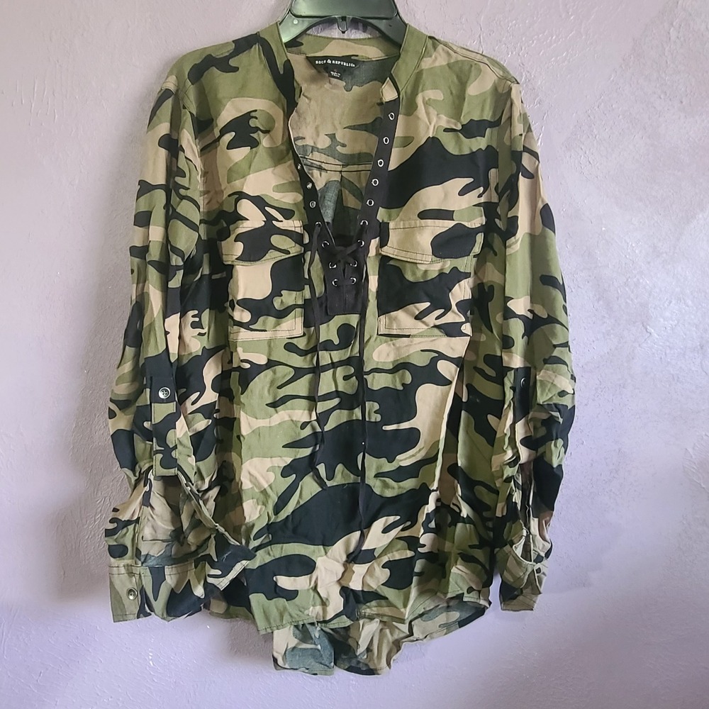 Rock & Republic Camo Top Women Small Green Lace Up V-Neck Roll Tab‎ Top Blouse